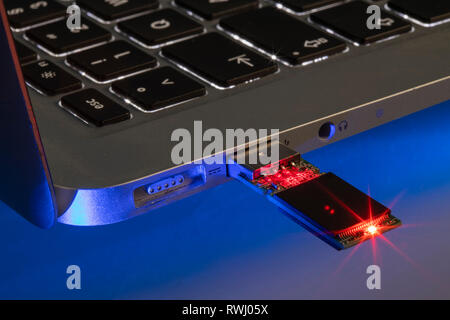 USB Memory Stick, in einem Laptop Computer, Stockfoto