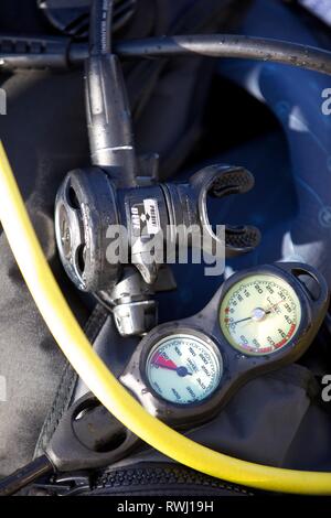 Extreme Nahaufnahme der Tauchen Atemschutzgeräte und Sauerstoff Manometer an Deck Stockfoto