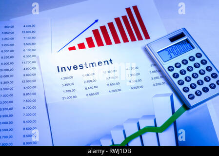 Diagramme und Tabellen mit Taschenrechner und das Wort Investitionen Stockfoto