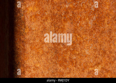 Alte Distressed Brown Terracotta Kupfer Rusty Stein mit groben Textur bunte Einschlüsse. Gebeizt Gradient Grob körnige Oberfläche Stockfoto