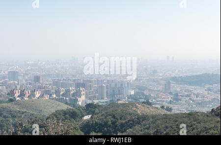 Übersicht der verschmutzten Stadt Barcelona, vom Collserola Gebirge, mit einer Schicht von Smog über Sie. Barcelona, Katalonien, Spanien Stockfoto