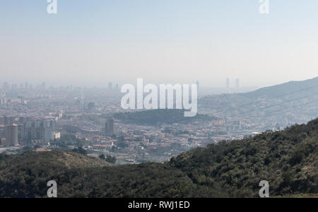 Übersicht der verschmutzten Stadt Barcelona, vom Collserola Gebirge, mit einer Schicht von Smog über Sie. Barcelona, Katalonien, Spanien Stockfoto