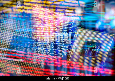 Programmcode mit CPU und abstrakte Technologie Hintergrund mit Server Racks und vielen Lampen Stockfoto