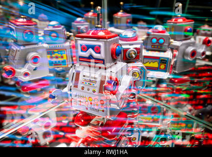 Roboter mit Reflexionen und verschiedenen farbigen Lampen Stockfoto