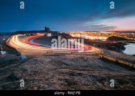 Lange Belichtung heller Wanderwege der Cabot Tower, den Signal Hill National Historic Site, St. Johns, Neufundland und Labrador Stockfoto