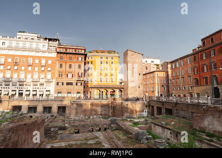 Rom, Italien, 8. August 2015: Touristen sind auf der Largo di Torre Argentina Square, Rom Stockfoto