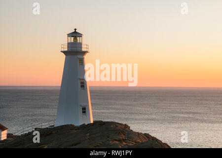 Sonnenaufgang Beobachten. Cape Spear Lighthouse National Historic Site, der östlichste Punkt in Kanada und Nordamerika. (52 Grad 37'W) St. John's, Neufundland und Labrador Stockfoto