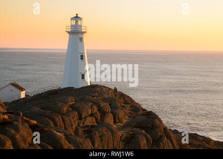 Sonnenaufgang Beobachten. Cape Spear Lighthouse National Historic Site, der östlichste Punkt in Kanada und Nordamerika. (52 Grad 37'W) St. John's, Neufundland und Labrador Stockfoto