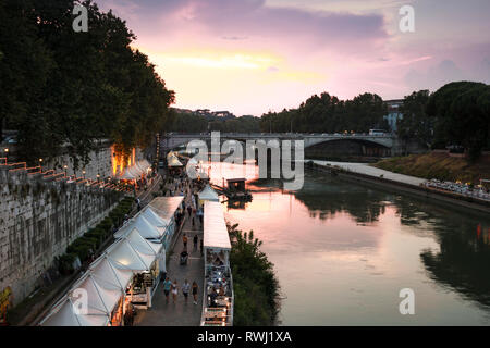 Rom, Italien, 8. August 2015: Street View, gewöhnliche Menschen in der Nähe von Ponte Garibaldi, einer römischen Brücke aus Stein in Rom zu Fuß Stockfoto