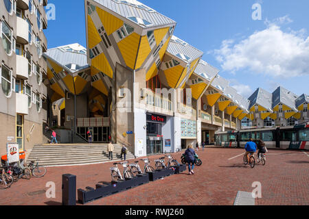 Schönen charakteristischen gelben Würfel Häuser im Zentrum von Rotterdam, die Niederlande Stockfoto