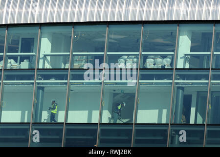 Arbeiter gelten letzte Hand an das neue Stadion - Tottenham Hotspur neue Stadion Entwicklung, White Hart Lane, London - 27. Februar 2019 Stockfoto