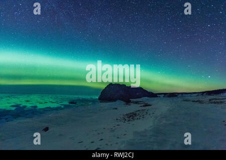 Nachthimmel, Nordlichter, Aurora Borealis, Kalksteinformationen, Arches Provincial Park, Great Northern Peninsula, Neufundland und Labrador Stockfoto