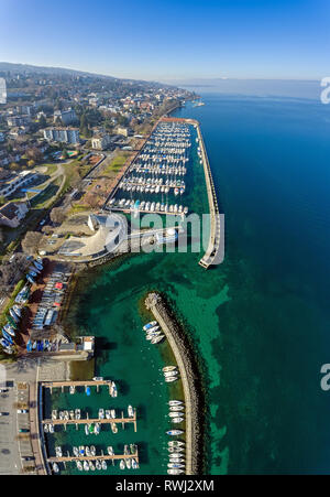 Erstaunlich drone Schüsse über die französische Seeseite Stadt Evian-les-Bains in Frankreich. Die Stadt ist berühmt für seine Thermalbäder und Mineralwasser. Stockfoto