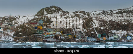 Mit Blick über die engen Hafen von St. John im Winter, das malerische Fischerdorf bekannt als die Batterie im Hintergrund. St. John's, Neufundland und Labrador Stockfoto