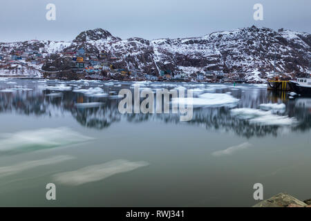 Mit Blick über die engen Hafen von St. John im Winter, das malerische Fischerdorf bekannt als die Batterie im Hintergrund. St. John's, Neufundland und Labrador Stockfoto