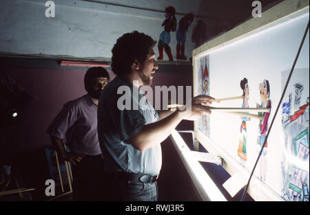 Backstage während einer Leistung des traditionellen griechischen Shadow Puppet Theatre bekannt als Karaghiozi nach seinem intriganten, Comic, zentralen Charakter. Stockfoto