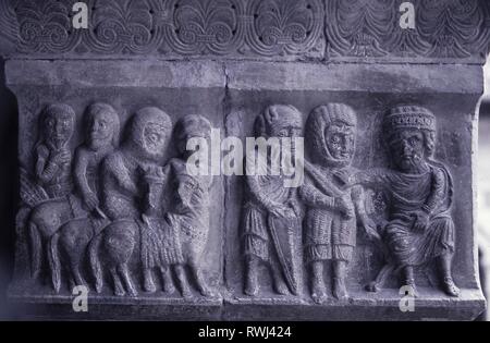 ESCENAS DE GUERREROS. CAPITELES, CLAUSTRO CATEDRAL DE ELNA (S. XII-XIII). ROMANICO. Stockfoto