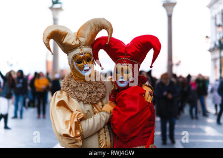 Wunderschöne Venezianische Masken Modell aus der Karneval von Venedig 2019 Stockfoto