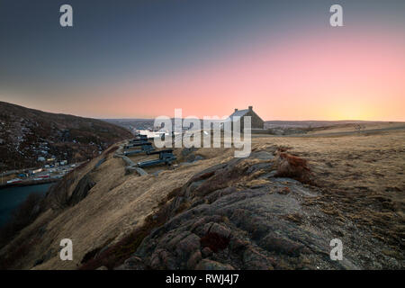 Blick auf den Sonnenuntergang hinter der Stadt St. John's von der Queens Battery, Signal Hill National Historic Site, St. John's, Neufundland und Labrador Stockfoto