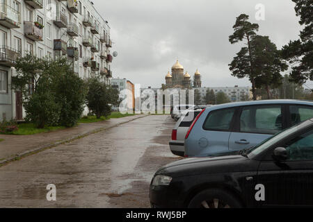 Sozialer Wohnungsbau und verlassenen Wohnblocks vor der Kuppel der Kathedrale an der ehemaligen sowjetischen Militärbasis in der Stadt von Karosta, Lettland Stockfoto