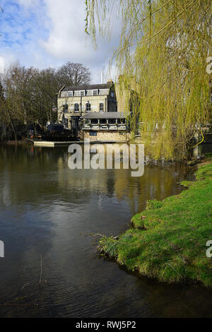 Ein Blick über den Mühlteich der Granta Pub Stockfoto