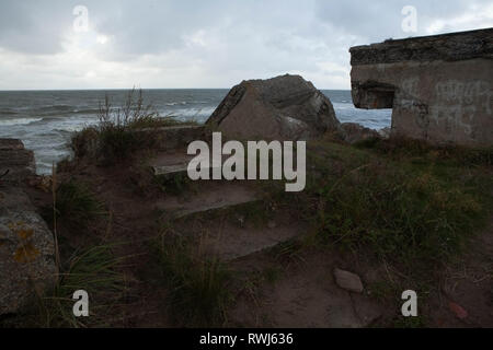 Abgebrochene Ostseeküste Befestigungsanlagen aus der ehemaligen sowjetischen Militärbasis, Liepaja, Karosta, Lettland Stockfoto