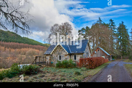 PLODDA PLODDA FÄLLT TOMICH HIGHLAND SCHOTTLAND FERIENHAUS GESEHEN AUF DEM WEG ZU DEN WASSERFÄLLEN Stockfoto