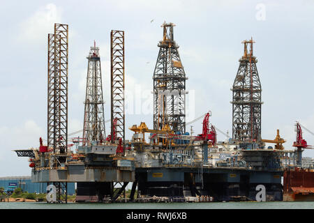 GALVESTON, Texas, USA - Juni 9, 2018: angedockt Ölplattform, offshore drilling rig, im Hafen von Galveston, Texas. Stockfoto