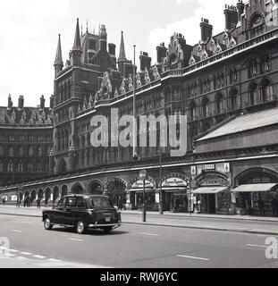 1960er Jahre, ein Londoner Taxi auf der Euston Road, die Midland Grand Hotel, das frontispiz St Pancras railway station, das im Jahre 1868 eröffnet. Von George Gilbert Scott, der viktorianische Hotel 1873 eröffnet aber 1935 geschlossen und wurde als Eisenbahn Büros während dieser Zeit eingesetzt wird. Stockfoto