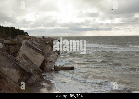 Verlassene Küste Befestigungsanlagen, die in die Ostsee aus der ehemaligen sowjetischen Militärbasis, Liepaja, Karosta, Lettland Stockfoto