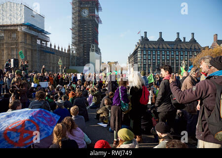 Aussterben Rebellion auf die Westminster Bridge. Stockfoto