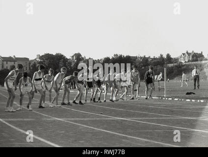 1960 s, Amateur Athletics, Gruppe von jungen Linie bis zu Beginn der laufende Rennen auf der Strecke, mit einer Auswahl an verschiedenen Schuhen, hauptsächlich plimsolls, England, UK. Stockfoto