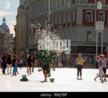 Kostümierte Menschen, winken bubble Wands; klare Blasen;Trg Bana Jelacica; Jelacic Platz, Fußgängerzone; Job, Zagreb, Kroatien; Europa; Sommer; ho Stockfoto