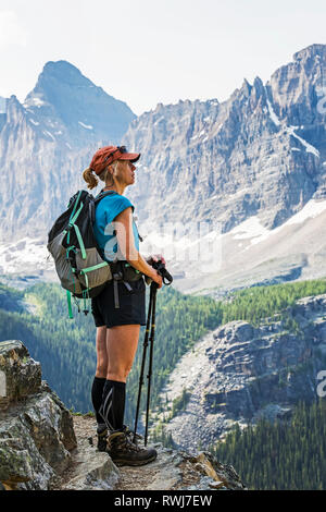 Weibliche Wanderer auf der Klippe mit Blick auf die Berge und das Tal, British Columbia, Kanada Stockfoto