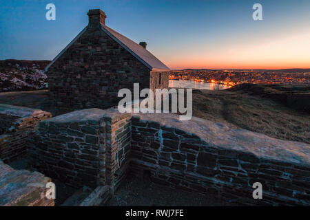 Blick auf den Sonnenuntergang hinter der Stadt St. John's von der Queens Battery, Signal Hill National Historic Site, St. John's, Neufundland und Labrador Stockfoto