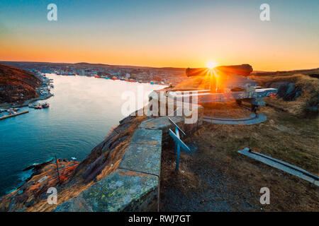 Blick auf den Sonnenuntergang hinter der Stadt St. John's von der Queens Battery, Signal Hill National Historic Site, St. John's, Neufundland und Labrador Stockfoto