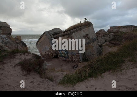 Verlassene Küste Befestigungsanlagen, die in die Ostsee aus der ehemaligen sowjetischen Militärbasis, Liepaja, Karosta, Lettland Stockfoto