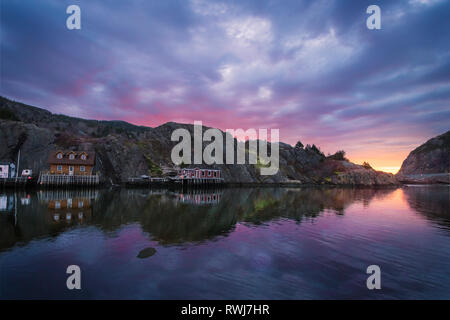 Sunrise aus Sicht der Darm, mit noch Reflexionen der Fischerei Bühnen, Quidi Vidi Village, St. John's, Neufundland und Labrador Stockfoto