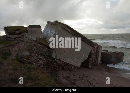 Verlassene Küste Befestigungsanlagen, die in die Ostsee aus der ehemaligen sowjetischen Militärbasis, Liepaja, Karosta, Lettland Stockfoto