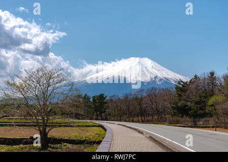 In der Nähe von Schnee bedeckten Berg Fuji (Mt. Fuji) das Welterbe, im blauen Himmel Hintergrund auf Frühling sonnigen Tag. Fuji fünf See Region, Minamitsur Stockfoto