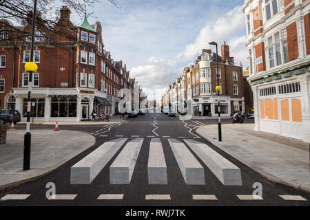 3D-Zebrastreifen malte auf eine Nord-West London Road, um den Verkehr zu verlangsamen und die Sicherheit der Fußgänger zu verbessern Stockfoto