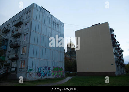 Verlassene Wohnblocks und gewölbte Kathedrale an der ehemaligen sowjetischen Militärbasis in der Stadt von Karosta, Lettland Stockfoto