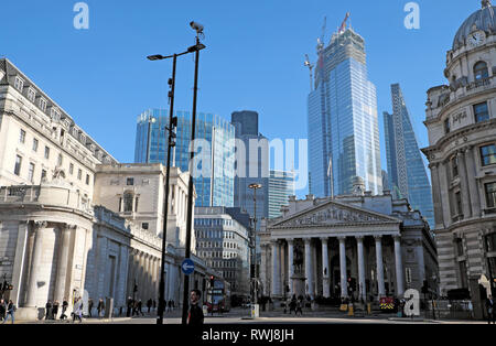 22 Bishopsgate Gebäude im Bau drohende über dem Royal Exchange und die Bank von England in der Stadt London Großbritannien Europa KATHY DEWITT Stockfoto