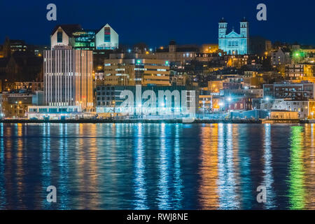 Die Lichter der Stadt kommen in den Jahrhunderte alten Stadt St. John's, Neufundland und Labrador Stockfoto