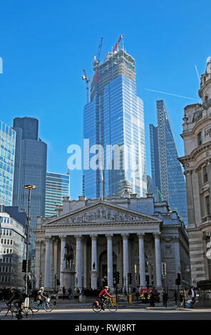 22 Bishopsgate Gebäude im Bau drohende über dem Royal Exchange und die Bank von England in der Stadt London Großbritannien Europa KATHY DEWITT Stockfoto