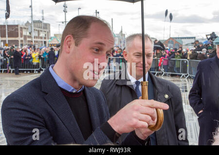 Blackpool, Lancashire, UK. 6. März. 2019. Der Herzog und die Herzogin von Cambridge - William und Kate - Besuchen Sie Blackpool zu, wie das Resort ist die soziale und psychische Probleme von Menschen in Großbritannien heute lernen. Das Paar Massen auf der Comedy Teppich versammelten sich nach einem Besuch in den Resorts Turm Sehenswürdigkeiten begrüßt. Credit: MWI/AlamyLiveNews Stockfoto