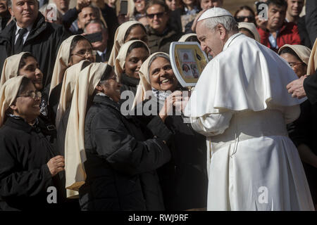 Papst Franziskus gesehen Gruß Nonnen während der Generalaudienz auf dem Petersplatz. Das allgemeine Publikum ist jeden Mittwoch, wenn der Papst im Vatikan in Saint Peter's Square, in dem rund 80.000 Personen statt. Bei der Generalaudienz, auch genannt die Päpstliche Audienz des Heiligen Vaters Adressen der Masse in verschiedenen Sprachen. Stockfoto