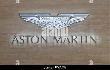 Genf, Schweiz. 06 Mär, 2019. Ein Aston Martin Logo, am zweiten Pressetag genommen. Die 89. Automobilsalon in Genf beginnt am 7. März und dauert bis 17. März. Credit: Uli Deck / dpa/Alamy leben Nachrichten Stockfoto