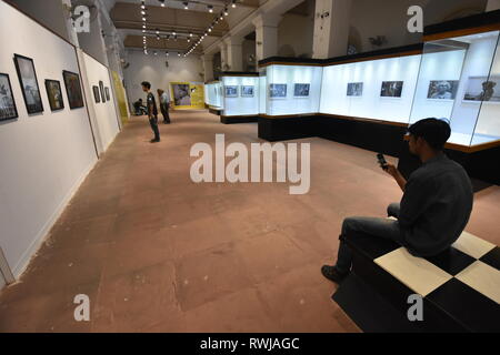 Kolkata, Indien. 6 Mär, 2019. Eine fotografische Ausstellung in der indischen Museum als Teil der sieben Tag lang statt "Kolkata Fotos International Festival (KIPF) 2019' von mehr als 250 Fotografen arbeiten aus über 40 Ländern, die ab dem 28. Februar, um die Zehn iconic Veranstaltungsorte in Kalkutta bis 6. März, 2019 begonnen wurde, wurde er von einem Kalkutta gegründete private Galerie organisiert. Credit: Biswarup Ganguly/Alamy leben Nachrichten Stockfoto