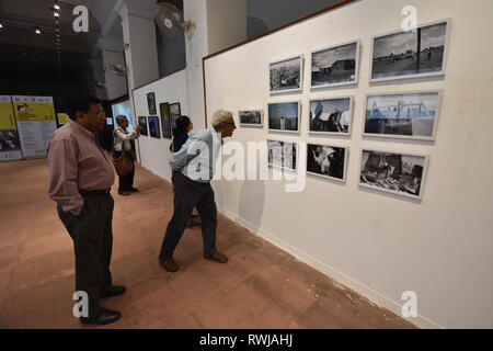 Kolkata, Indien. 6 Mär, 2019. Eine fotografische Ausstellung in der indischen Museum als Teil der sieben Tag lang statt "Kolkata Fotos International Festival (KIPF) 2019' von mehr als 250 Fotografen arbeiten aus über 40 Ländern, die ab dem 28. Februar, um die Zehn iconic Veranstaltungsorte in Kalkutta bis 6. März, 2019 begonnen wurde, wurde er von einem Kalkutta gegründete private Galerie organisiert. Credit: Biswarup Ganguly/Alamy leben Nachrichten Stockfoto